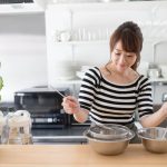 調理道具を持つ女性