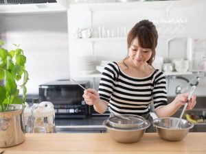 調理道具を持つ女性