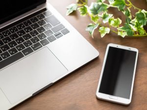 ノートPCとスマホ