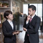 仕事のことを話す男女