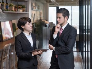 仕事のことを話す男女