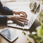 タイピングをする人