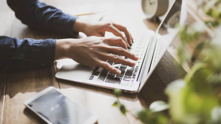 タイピングをする人